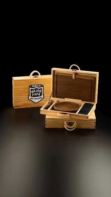 Caja de regalo en madera con tapa grabada