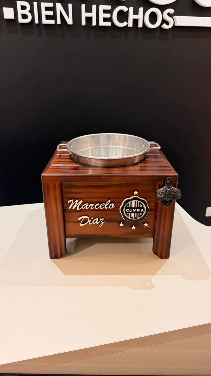 Mesa champañera de madera grabada con el nombre del cliente y el escudo de Olimpia