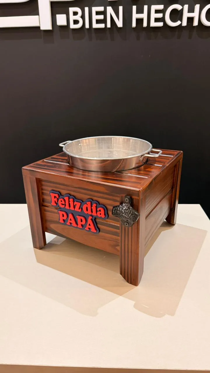 Mesa champañera de madera con la placa Feliz día Papá en relieve