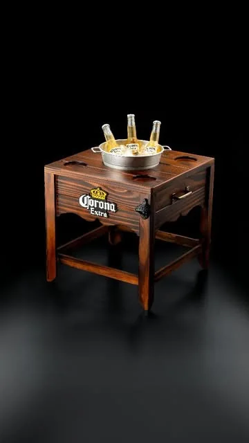 Mesa cervecera de madera con marca grabada al frente
