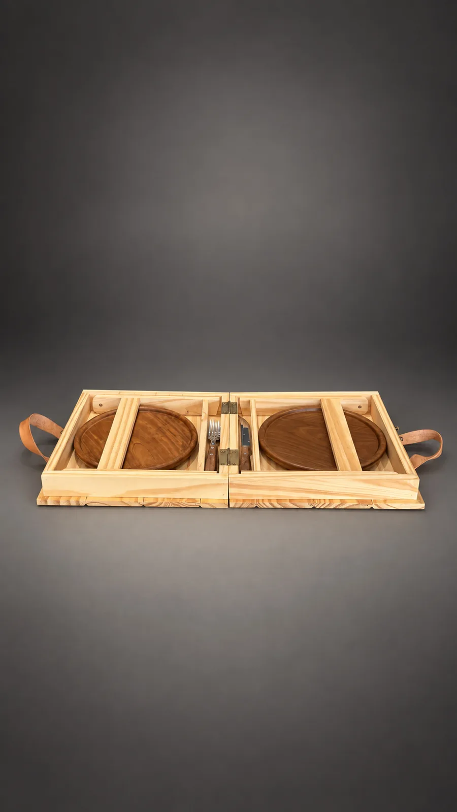 Mesa-Maletín Nómada desplegada sobre la mesa, con los platos y los cubiertos en su lugar