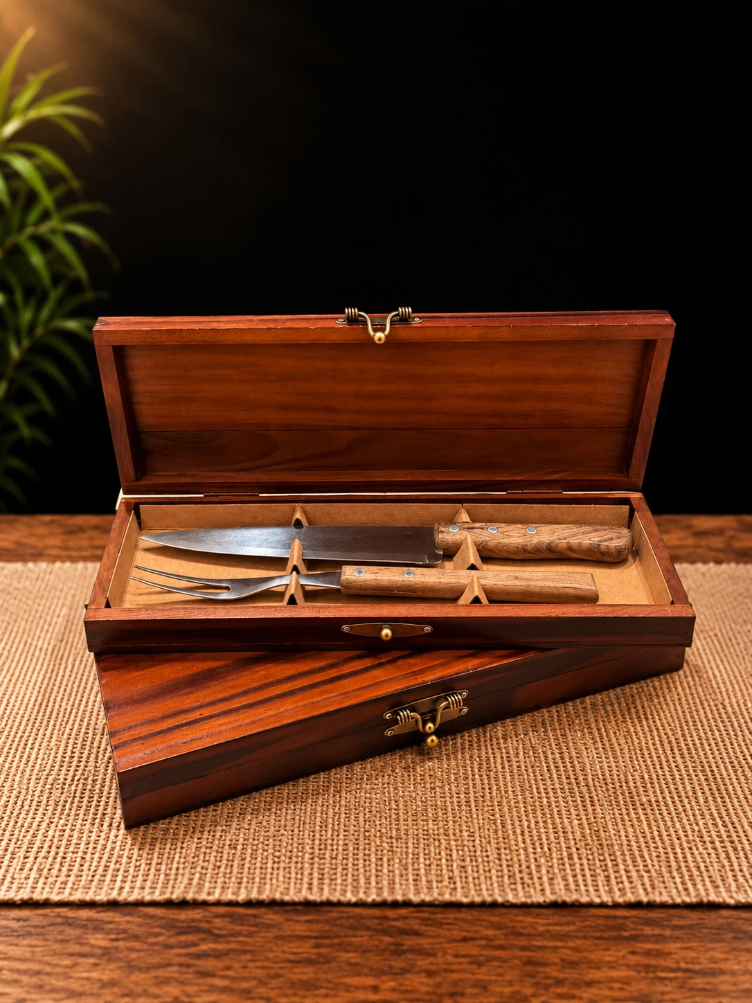 Estuche de Mando abierto, con el cuchillo, el tenedor y la chaira de mango de madera