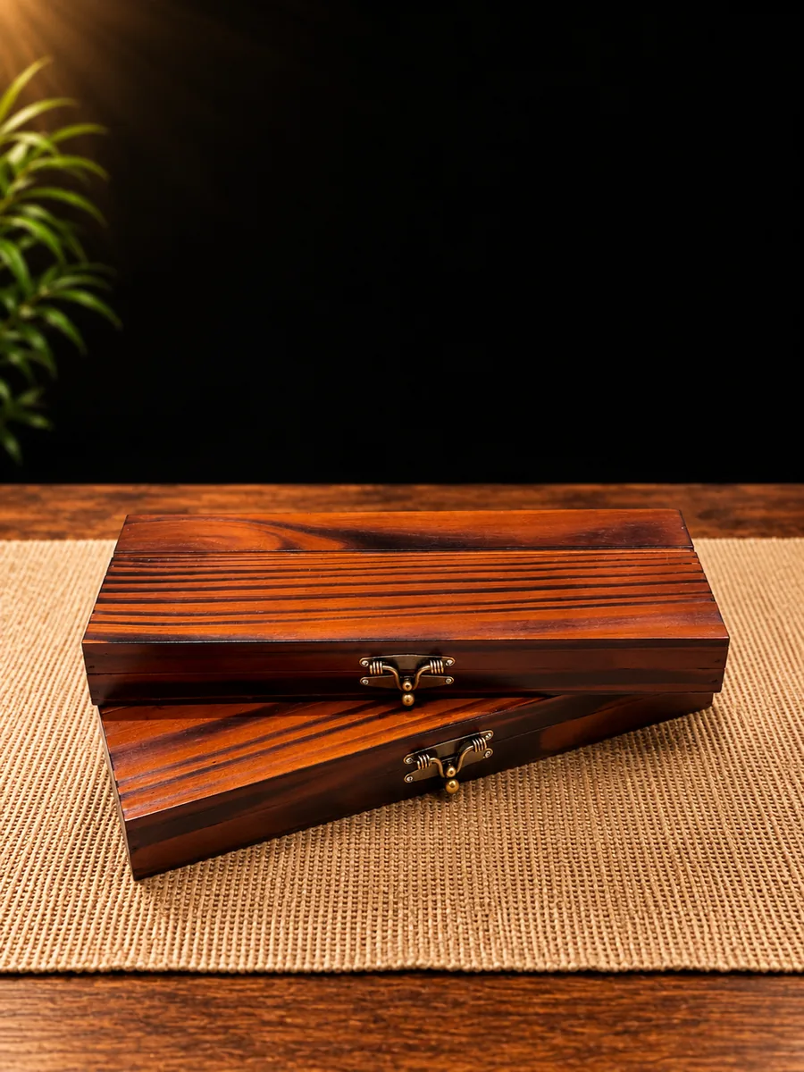 Estuche de Mando cerrado, apoyado sobre la tapa