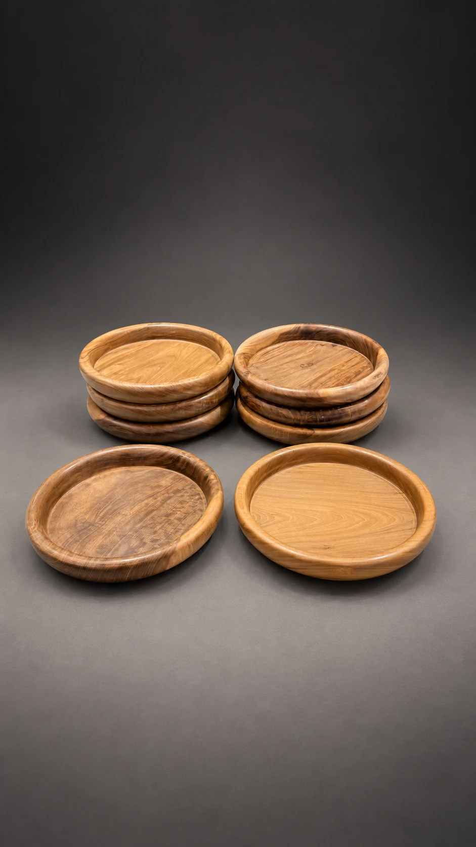 Platos hondos de madera, dos pilas atrás y dos apoyados adelante donde se ve la profundidad del cuenco