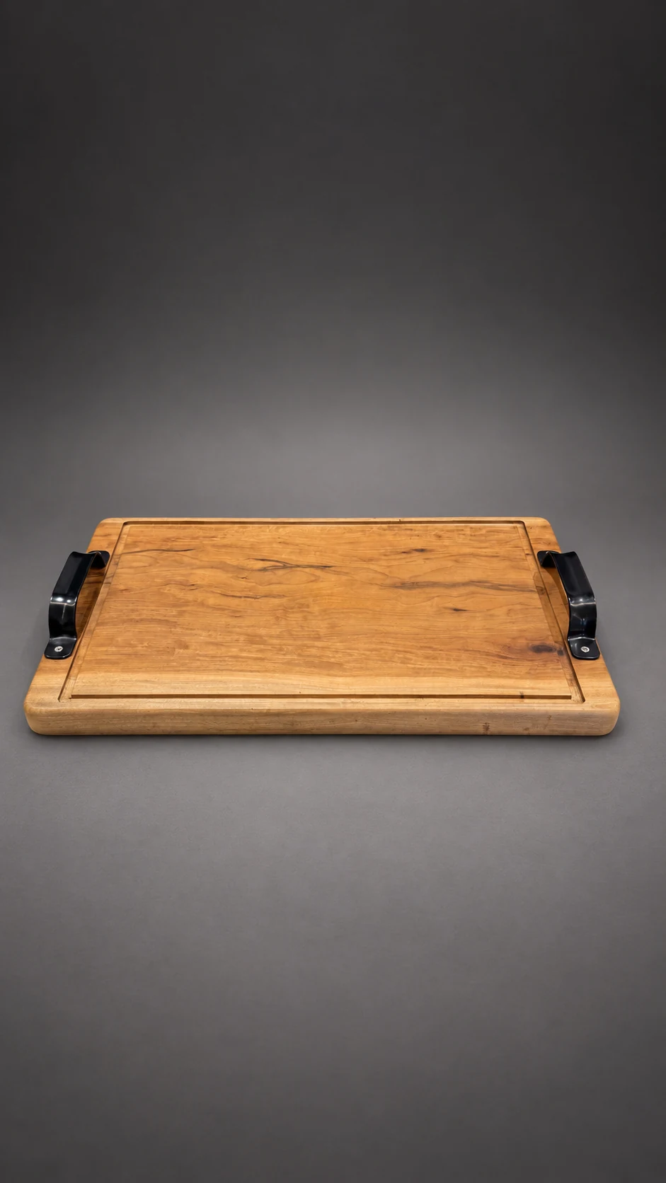 Tabla Parrillera Imperial de lapacho de 50 × 30 cm, con las dos manijas metálicas negras