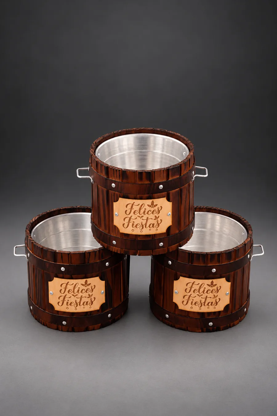 Champañeras Rústicas apiladas, con el balde de aluminio a la vista y la placa Felices Fiestas
