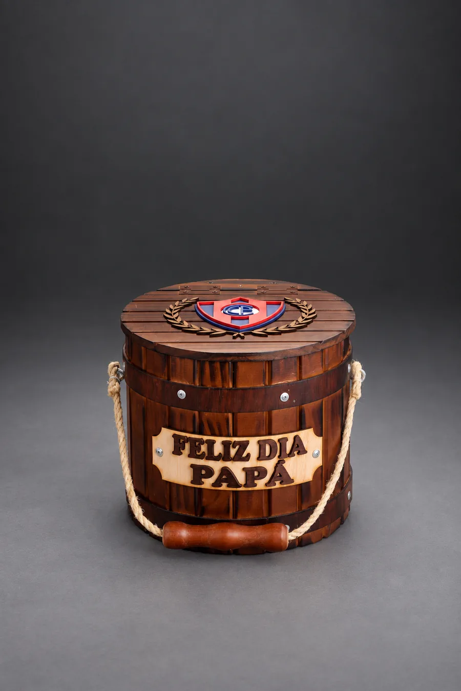 Champañera Rústica con Tapa cerrada, con el escudo de Cerro Porteño sobre la tapa