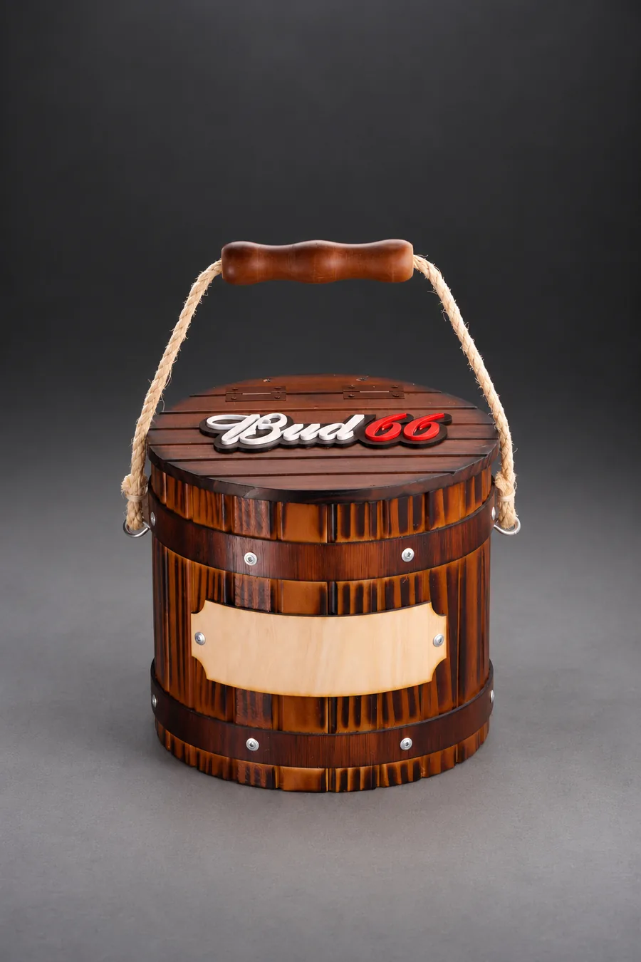Champañera Rústica con Tapa con el logo de Bud 66 en 3D sobre la tapa y la placa del frente sin grabar