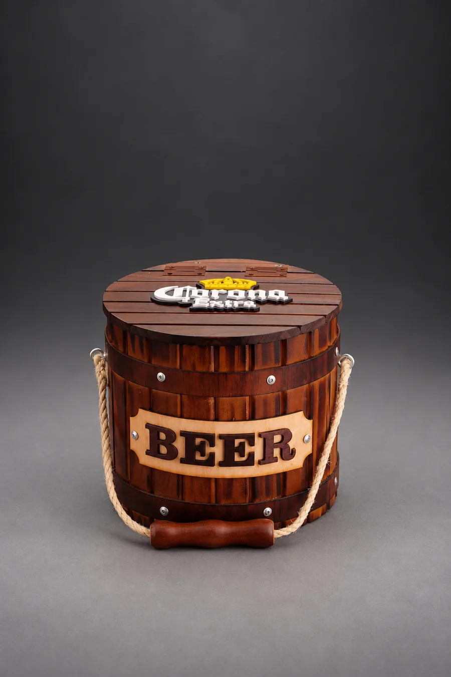 Champañera Rústica con Tapa cerrada, con el logo de Corona Extra en 3D sobre la tapa y la placa BEER