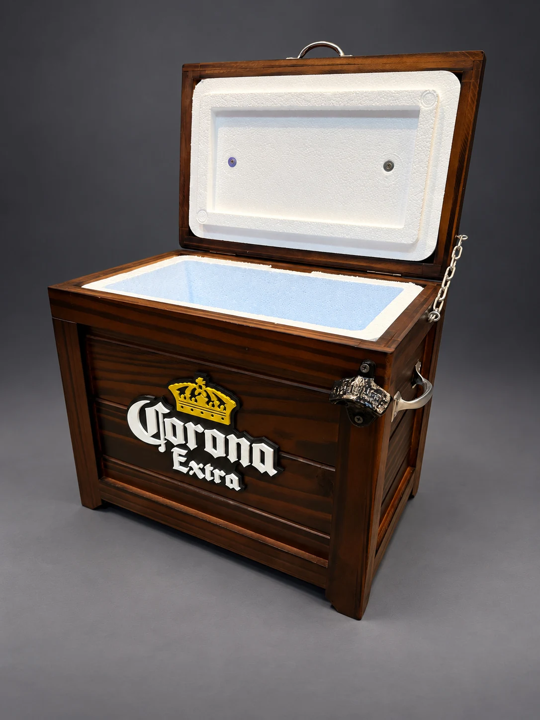 Conservadora Rústica abierta, vista de tres cuartos, con el logo de Corona Extra, la manija metálica y el abridor