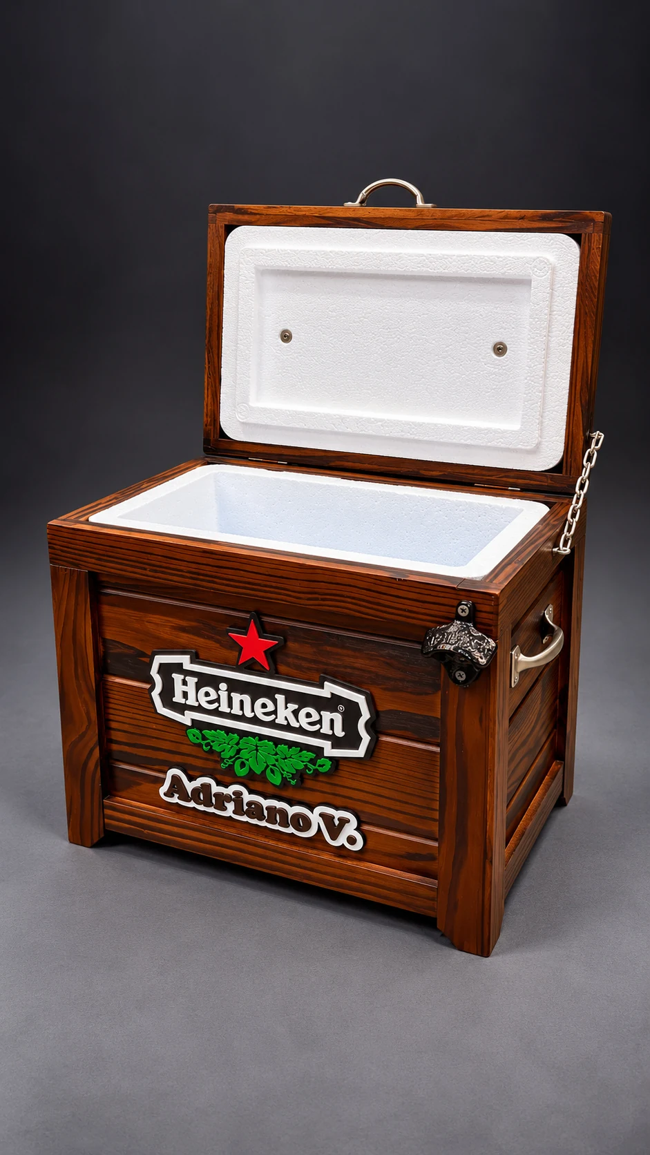 Conservadora Rústica abierta, vista de tres cuartos, con el logo de Heineken y un nombre grabado