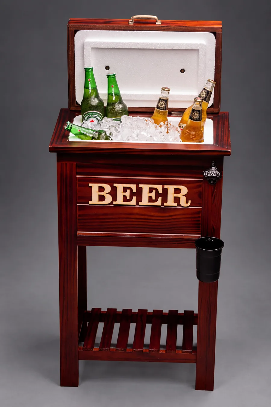 La Cumbre cargada de hielo y cervezas, con el frente grabado BEER y el recipiente para las tapitas