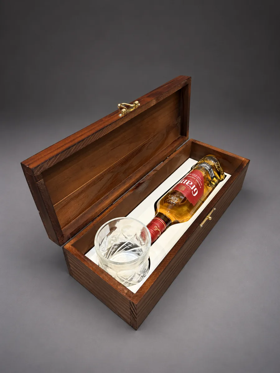 Veta & Malta abierto, con la botella de whisky y el vaso whiskero en su lugar