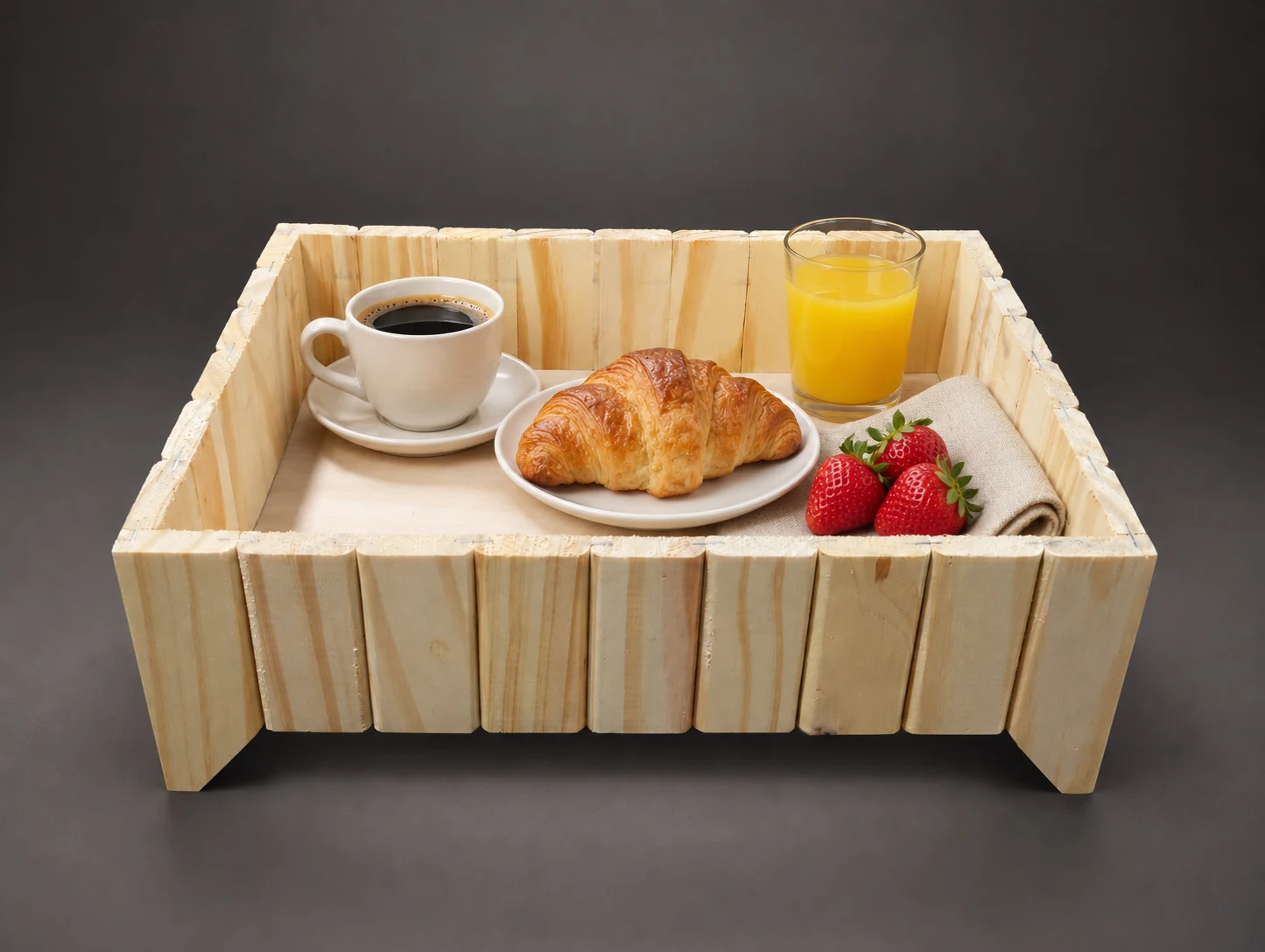 Bandeja Rústica Multiuso servida como desayuno, con café, jugo y medialunas