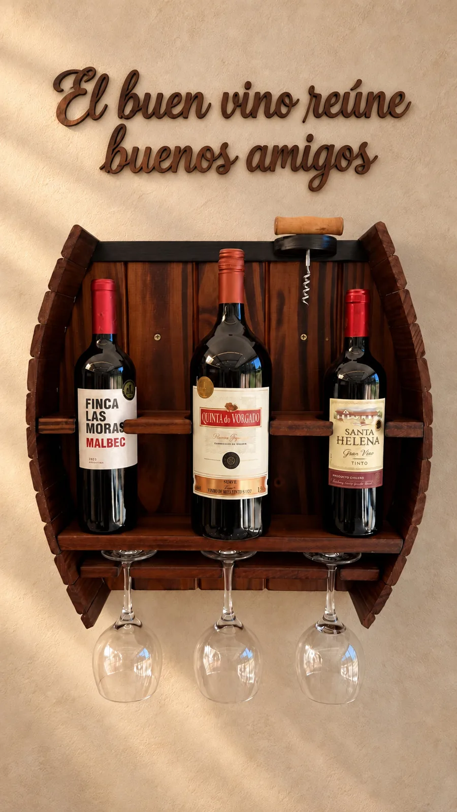 Portavinos de pared tipo barril con tres botellas de vino, tres copas colgadas y el sacacorchos arriba