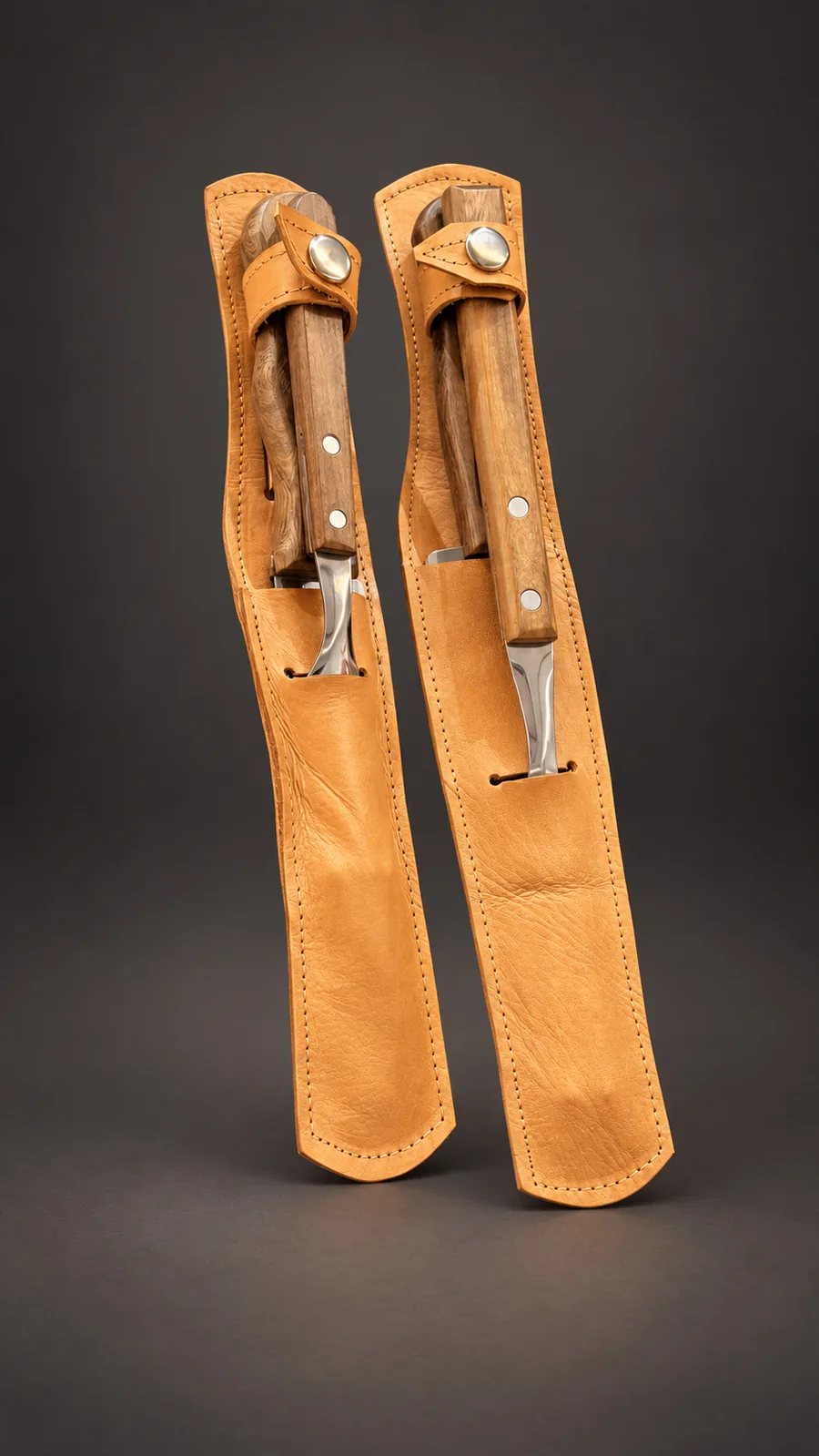 Set de cuchillo y tenedor de mango de madera, cada uno dentro de su vaina de cuero