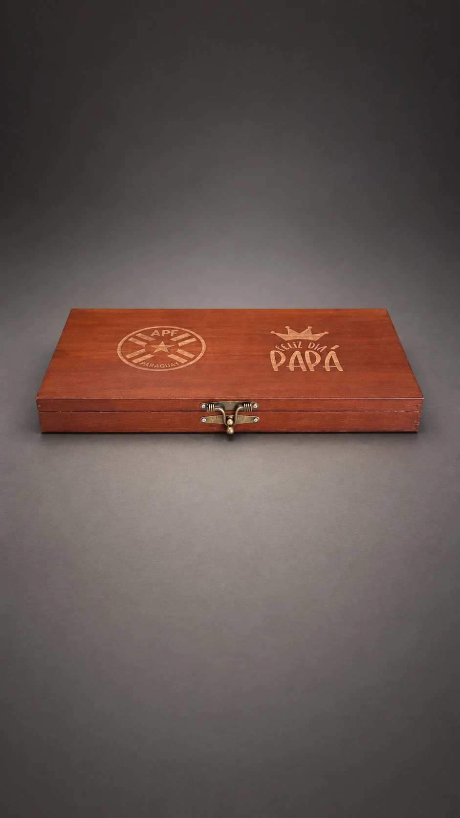 Estuche Mando Inox cerrado, con el grabado Casa de Papá en la tapa