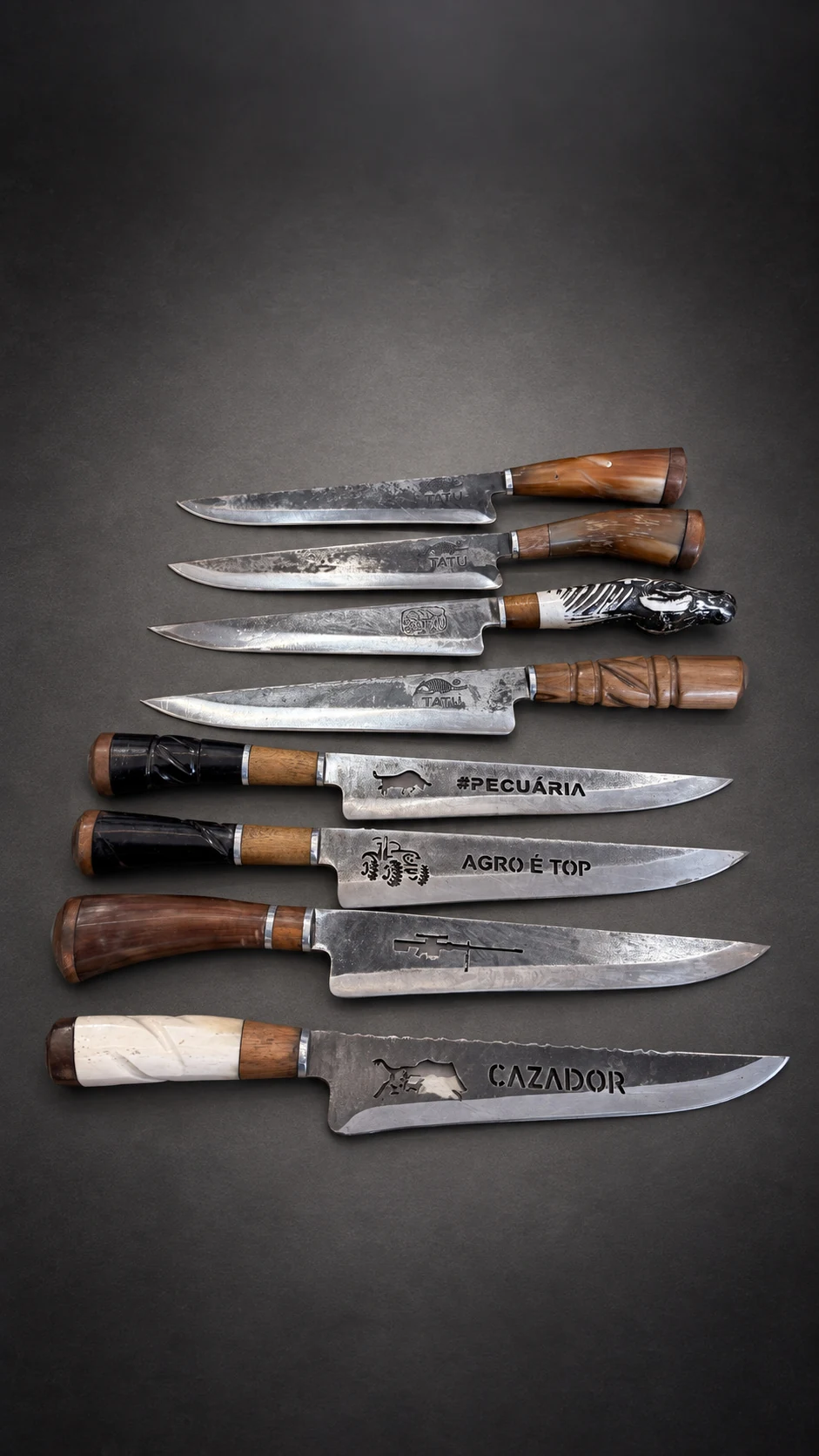 Cuchillos artesanales de DPINOS, cada uno con su mango de madera y la hoja grabada