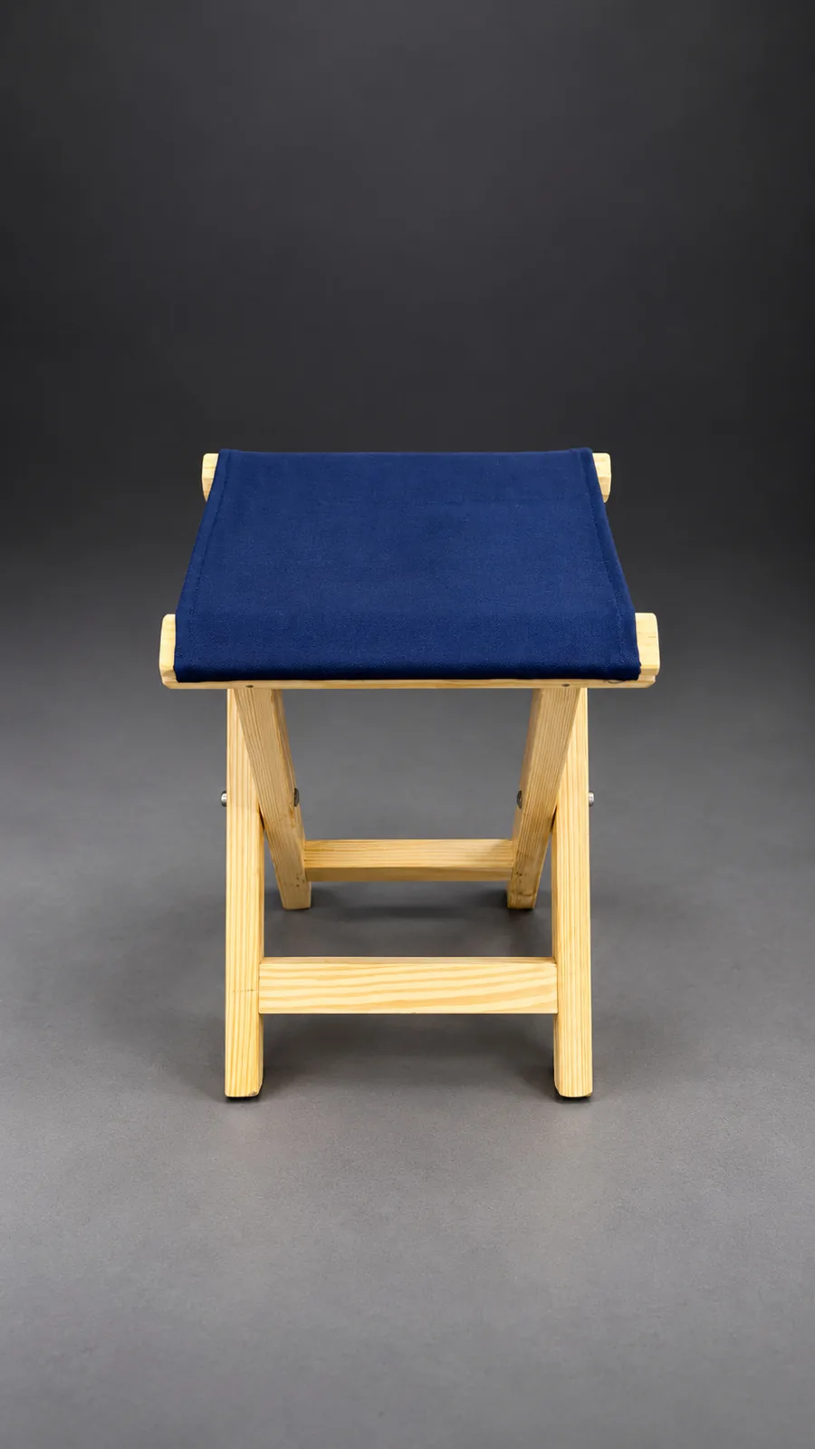Butaca Plegable de Pino con el asiento de tela azul, abierta