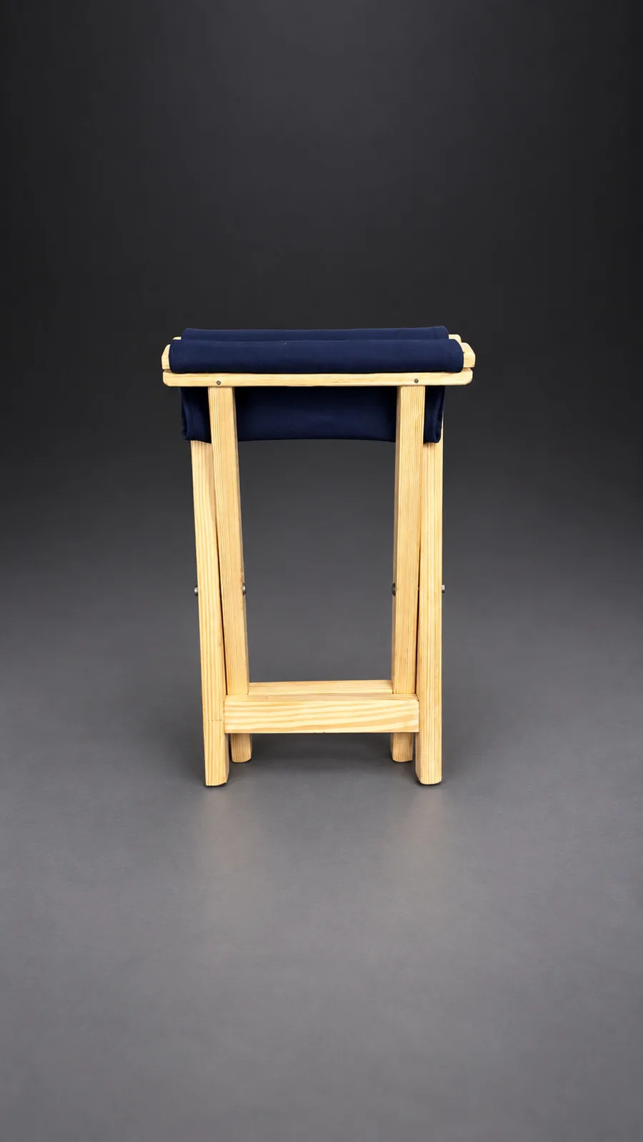 Butaca Plegable de Pino de frente, con el asiento de tela azul