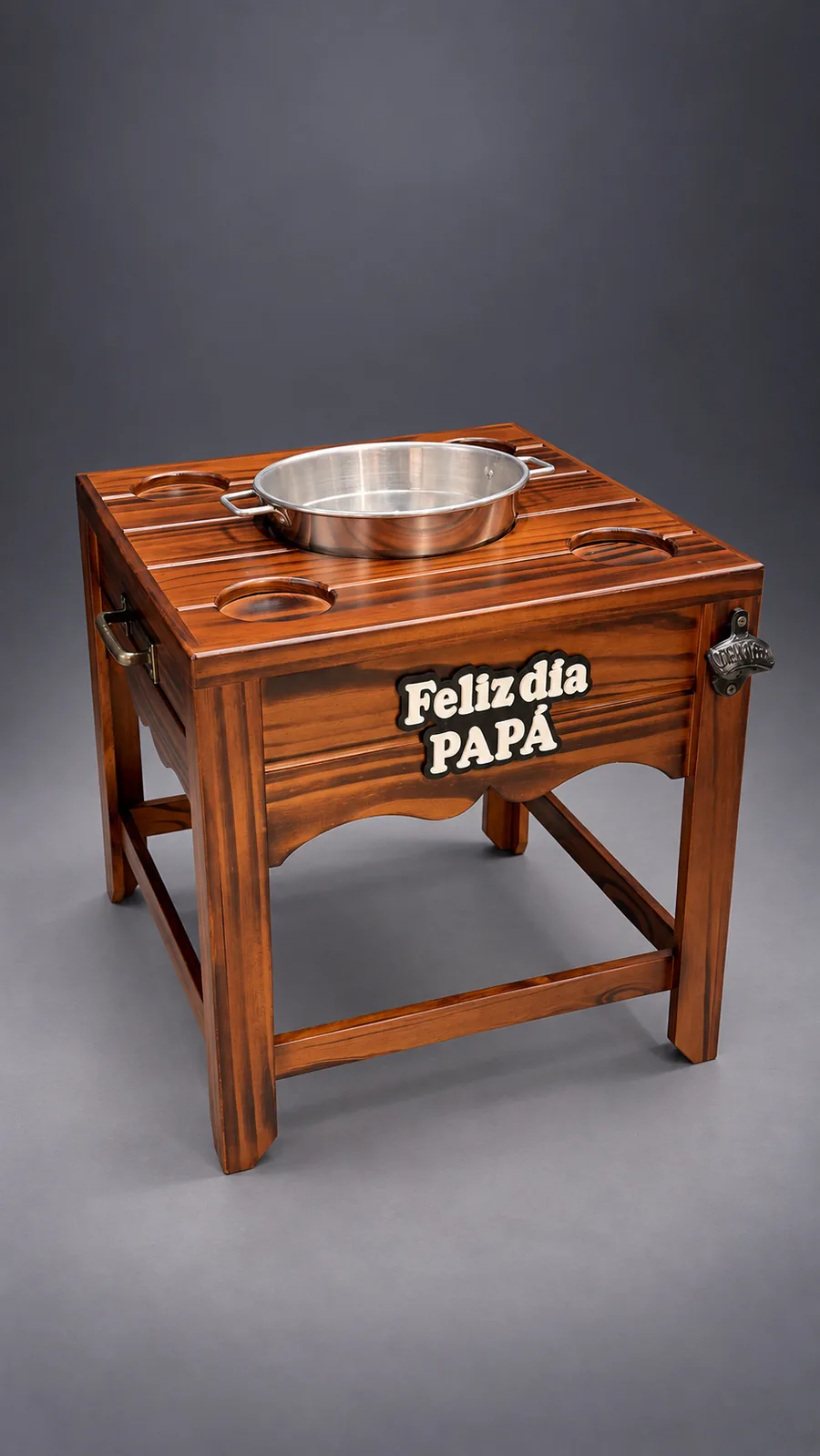 Mesa con Porta Champañera de frente, con la champañera de acero en el centro de la tapa, los portavasos, la manija y el abridor