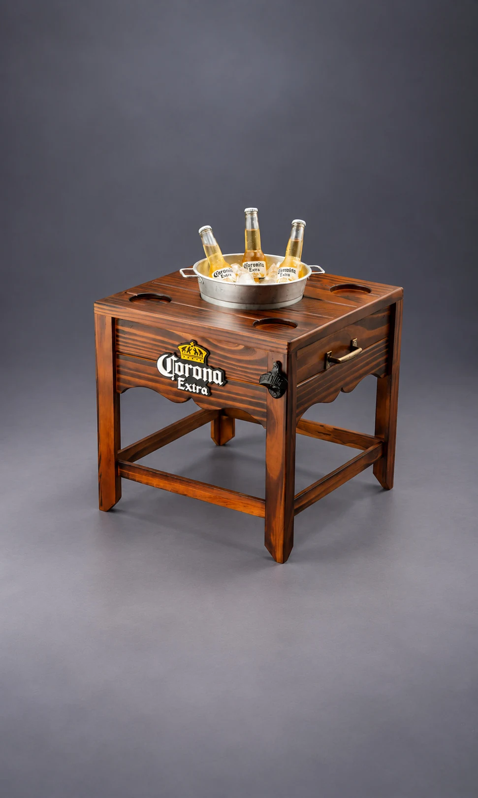 Mesa con Porta Champañera con el logo de Corona Extra en el frente y las botellas en la champañera