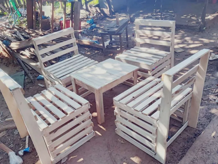 Juego de living de madera hecho en el taller de DPINOS